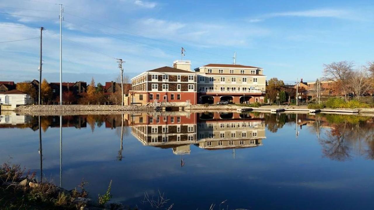 The Ennis Inn De Pere Exterior photo