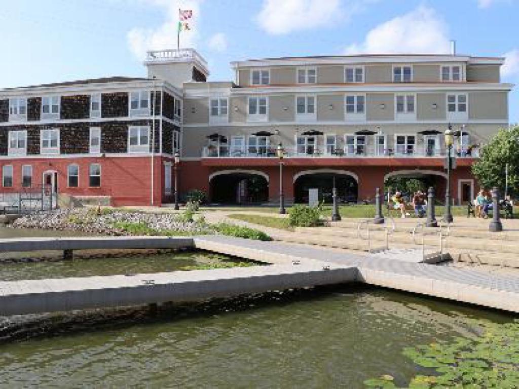 The Ennis Inn De Pere Exterior photo